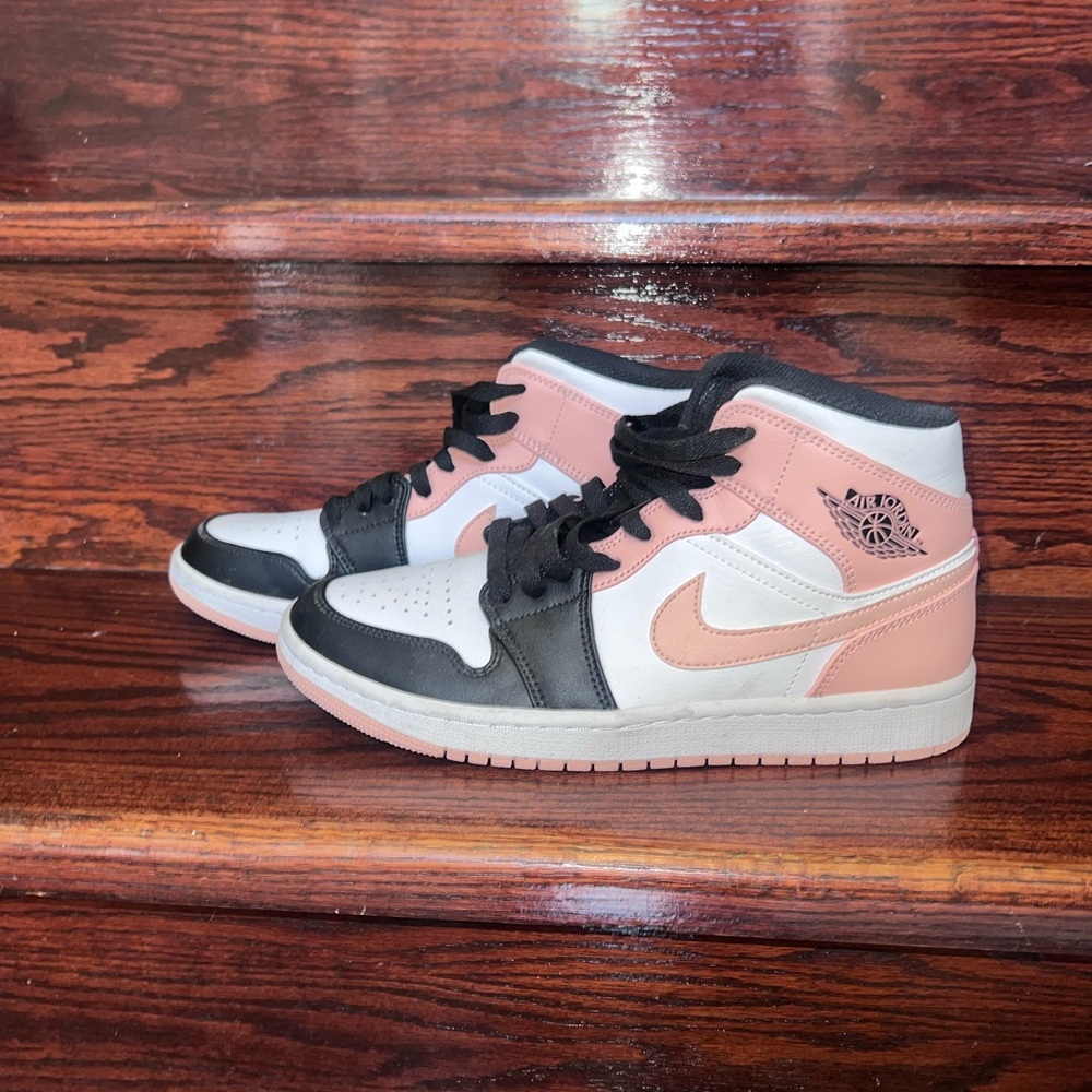 Nike “Crimson Tint” Air Jordan 1 Mid